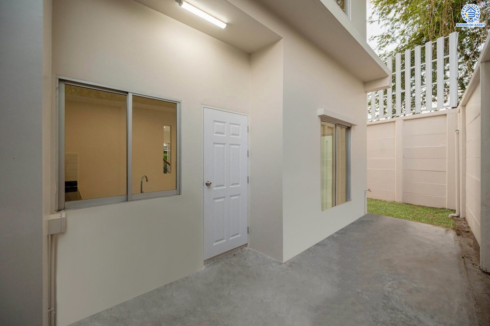 บ้านมือสอง โครงการ วิสต้าอเวนิว เพชรเกษม81 หลังมุม จาก SC Asset เนื้อที่กว้าง 31.7 ตร.ว. ฟังก์ชัน 3 ห้องนอน 2 ห้องน้ำ 1 ที่จอดรถ ราคาถูก และคุ้มค่าที่สุดในโครงการ! บนทำเลศักยภาพ เข้า-ออกหลายเส้นทาง อาทิ ถนนเพชรเกษม ถนนพุทธมณฑลสาย3 ใกล้รถไฟฟ้าสายสีน้ำเงิน(ส่วนต่อขยาย)